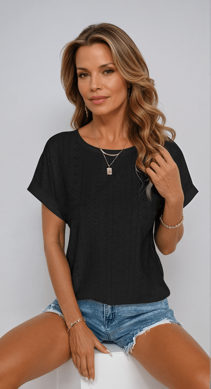 Riza | Casual Eyelet Top with Playful Details